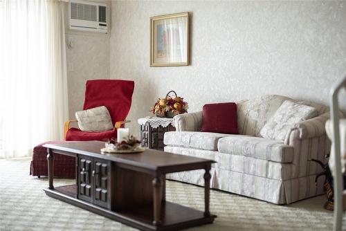 418-1329 Klo Road, Kelowna, BC - Indoor Photo Showing Living Room