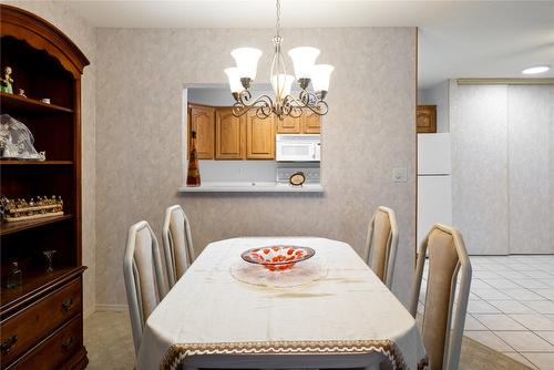 418-1329 Klo Road, Kelowna, BC - Indoor Photo Showing Dining Room