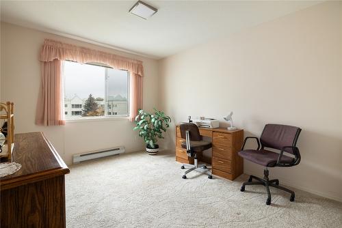 418-1329 Klo Road, Kelowna, BC - Indoor Photo Showing Office