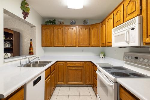 418-1329 Klo Road, Kelowna, BC - Indoor Photo Showing Kitchen With Double Sink