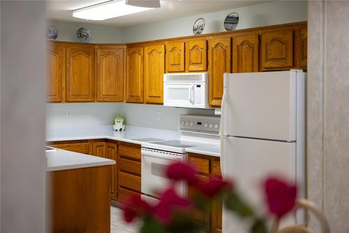 418-1329 Klo Road, Kelowna, BC - Indoor Photo Showing Kitchen