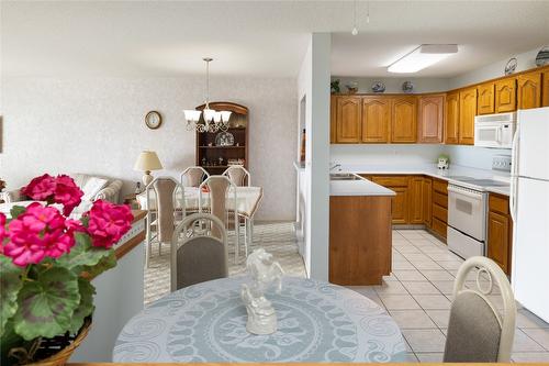 418-1329 Klo Road, Kelowna, BC - Indoor Photo Showing Kitchen With Double Sink