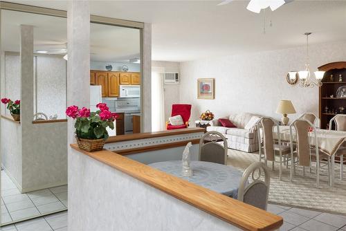 418-1329 Klo Road, Kelowna, BC - Indoor Photo Showing Dining Room