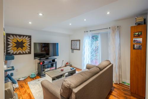 101-48 Galt Avenue, Penticton, BC - Indoor Photo Showing Living Room