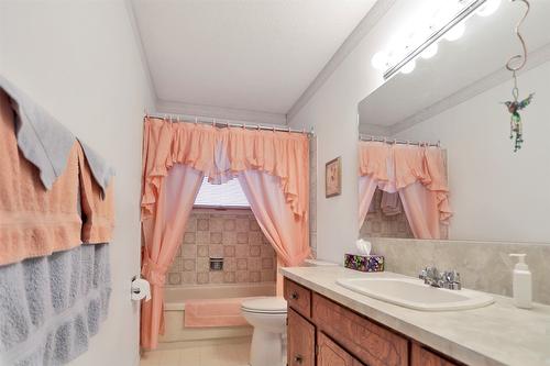 720 Josselyn Court, Kelowna, BC - Indoor Photo Showing Bathroom