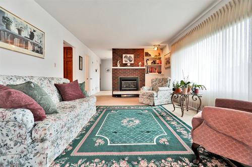 720 Josselyn Court, Kelowna, BC - Indoor Photo Showing Living Room With Fireplace