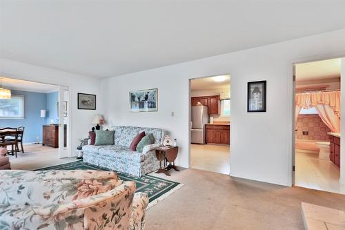 720 Josselyn Court, Kelowna, BC - Indoor Photo Showing Living Room