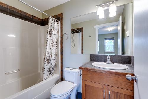 1-860 Glenwood Avenue, Kelowna, BC - Indoor Photo Showing Bathroom