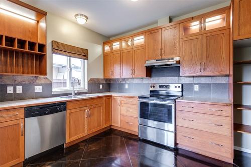 1-860 Glenwood Avenue, Kelowna, BC - Indoor Photo Showing Kitchen With Double Sink