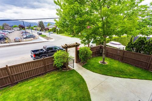 1-860 Glenwood Avenue, Kelowna, BC - Outdoor With Body Of Water