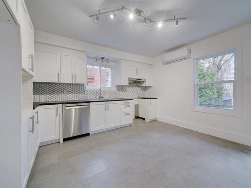 Kitchen - 577 Rue Taillon, Montréal (Mercier/Hochelaga-Maisonneuve), QC - Indoor Photo Showing Kitchen With Upgraded Kitchen