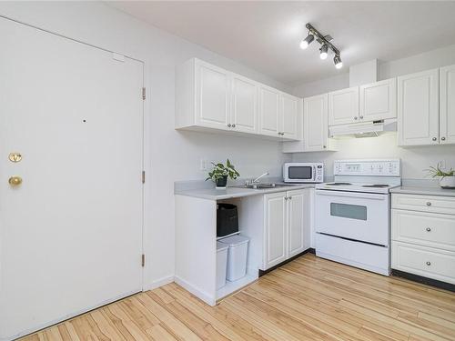 301-827 North Park St, Victoria, BC - Indoor Photo Showing Kitchen