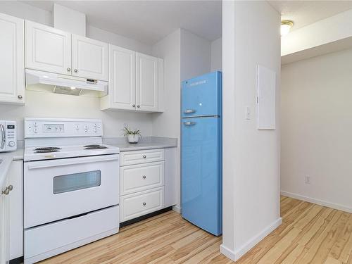 301-827 North Park St, Victoria, BC - Indoor Photo Showing Kitchen