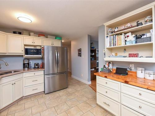 A-173 Archery Cres, Courtenay, BC - Indoor Photo Showing Kitchen