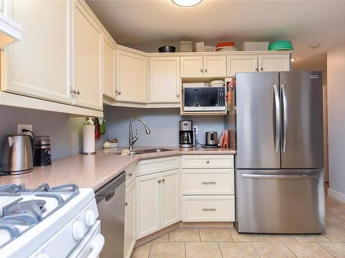 A-173 Archery Cres, Courtenay, BC - Indoor Photo Showing Kitchen With Double Sink