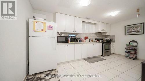 40 Minglehaze Drive, Toronto, ON - Indoor Photo Showing Kitchen