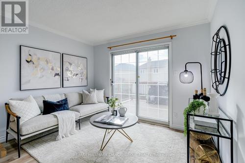 39 Artillery Street, Toronto, ON - Indoor Photo Showing Living Room