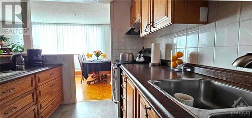 The kitchen is in excellent shape and feels so big with the opening and bar counter top. - 2625-501 Regina Street, Ottawa, ON - Indoor Photo Showing Kitchen