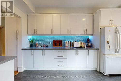 321 Concord Avenue, Toronto, ON - Indoor Photo Showing Kitchen