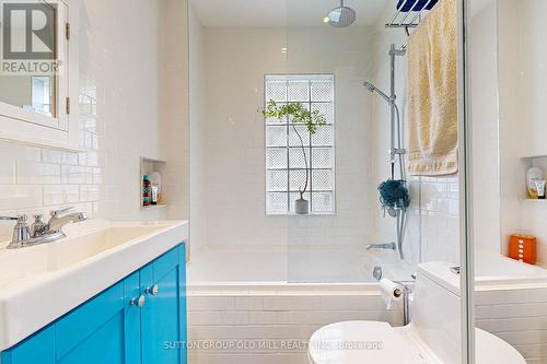 321 Concord Avenue, Toronto, ON - Indoor Photo Showing Bathroom