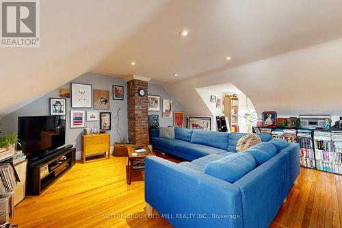 321 Concord Avenue, Toronto, ON - Indoor Photo Showing Living Room