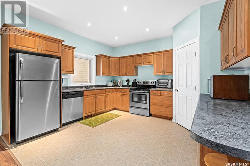 214 Iroquois Street E, Moose Jaw, SK - Indoor Photo Showing Kitchen