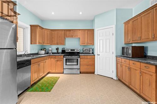 214 Iroquois Street E, Moose Jaw, SK - Indoor Photo Showing Kitchen With Double Sink