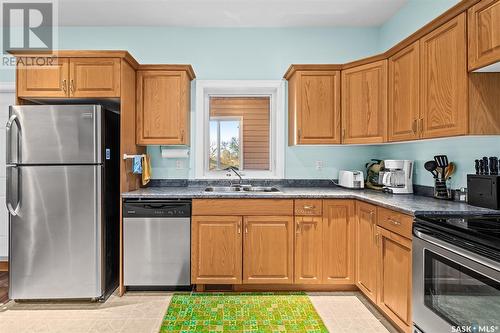 214 Iroquois Street E, Moose Jaw, SK - Indoor Photo Showing Kitchen With Double Sink