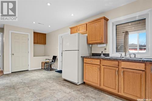 214 Iroquois Street E, Moose Jaw, SK - Indoor Photo Showing Kitchen