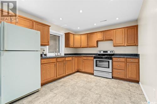 214 Iroquois Street E, Moose Jaw, SK - Indoor Photo Showing Kitchen