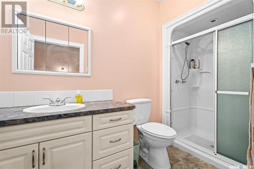 214 Iroquois Street E, Moose Jaw, SK - Indoor Photo Showing Bathroom