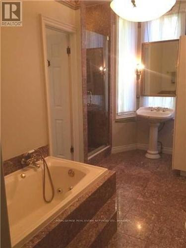 48 Sherwood Avenue, Toronto, ON - Indoor Photo Showing Bathroom