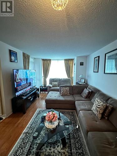 1609 - 208 Enfield Place, Mississauga, ON - Indoor Photo Showing Living Room