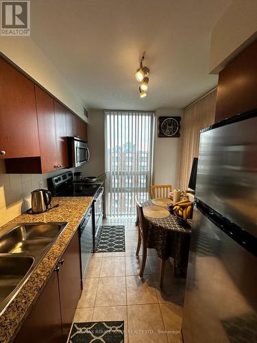 1609 - 208 Enfield Place, Mississauga, ON - Indoor Photo Showing Kitchen