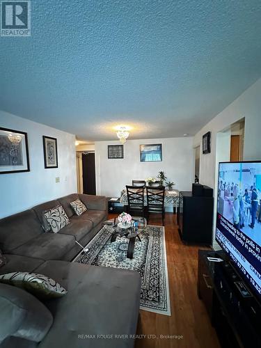 1609 - 208 Enfield Place, Mississauga, ON - Indoor Photo Showing Living Room