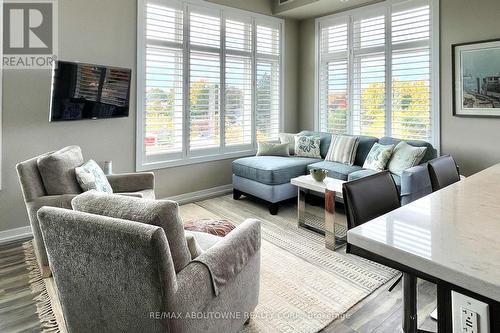 404 - 457 Plains Road E, Burlington, ON - Indoor Photo Showing Living Room