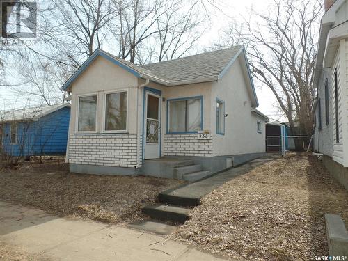 953 Iroquois Street W, Moose Jaw, SK - Outdoor