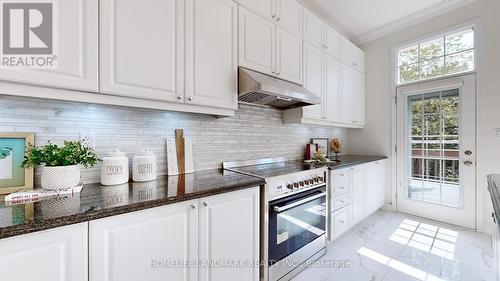 105 Bridgepointe Court, Aurora, ON - Indoor Photo Showing Kitchen With Upgraded Kitchen