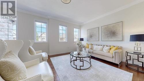 105 Bridgepointe Court, Aurora, ON - Indoor Photo Showing Living Room