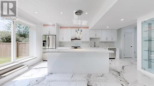 105 Bridgepointe Court, Aurora, ON - Indoor Photo Showing Kitchen With Upgraded Kitchen