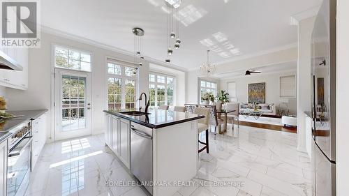 105 Bridgepointe Court, Aurora, ON - Indoor Photo Showing Kitchen With Upgraded Kitchen