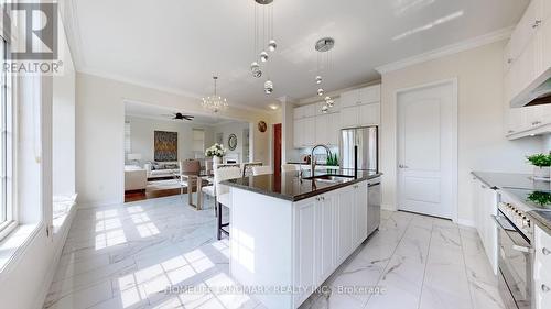 105 Bridgepointe Court, Aurora, ON - Indoor Photo Showing Kitchen With Upgraded Kitchen