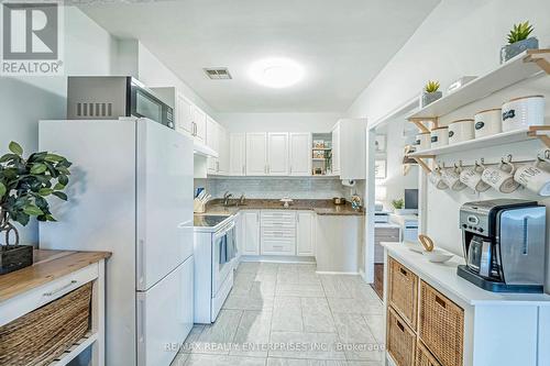 101 - 49 Queen Street E, Mississauga, ON - Indoor Photo Showing Kitchen