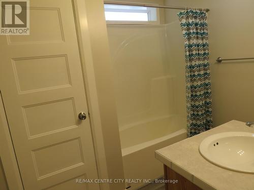 4pc bathroom with linen closet - 116 - 2189 Dundas Street E, London, ON - Indoor Photo Showing Bathroom