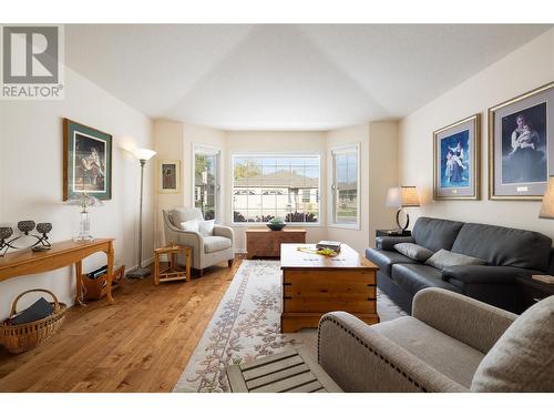 595 Yates Road Unit# 75, Kelowna, BC - Indoor Photo Showing Living Room