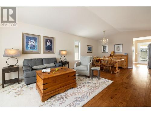 595 Yates Road Unit# 75, Kelowna, BC - Indoor Photo Showing Living Room