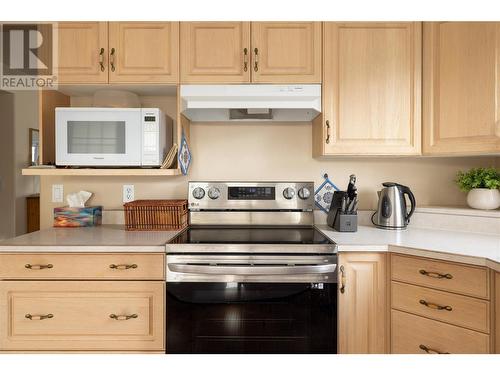 595 Yates Road Unit# 75, Kelowna, BC - Indoor Photo Showing Kitchen