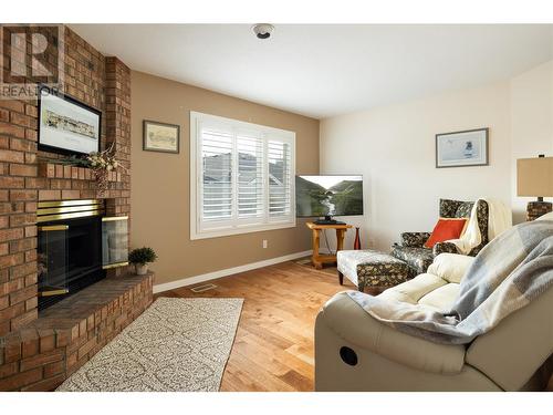 595 Yates Road Unit# 75, Kelowna, BC - Indoor Photo Showing Living Room With Fireplace