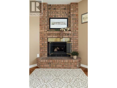 595 Yates Road Unit# 75, Kelowna, BC - Indoor Photo Showing Living Room With Fireplace