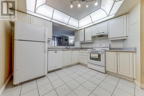 217 - 610 Bullock Drive, Markham, ON - Indoor Photo Showing Kitchen